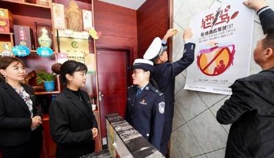 保康警方开展拒绝酒驾“五进”宣传活动