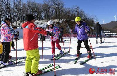 湖北保康：冰雪世界度快乐假日