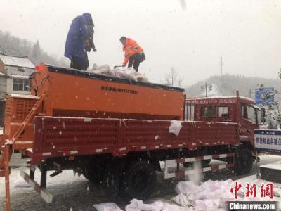 汉十高速湖北十堰段迎降雪 养护部门保畅通