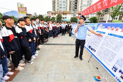 保康民警上街头进广场科普安防知识