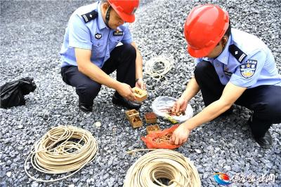 保康警方集中销毁一批危爆物品