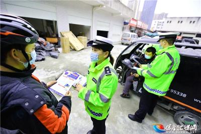 保康交警走进快递企业开展122“全国交通安全日”宣传活动