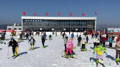 元旦小长假，保康梅花寨云海滑雪场人气爆满！