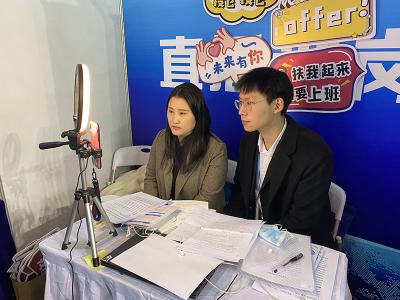 武汉启动集中式校园巡回招聘会促进高校毕业生就业