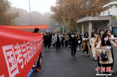 公务员招录更重基层：鼓励到一线 设最低服务年限 