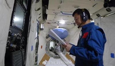 新华网评：不是“主角”的英雄同样伟大