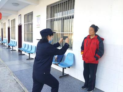 保康一女子离家流浪34年成“黑户”民警多方奔走为其补录户口