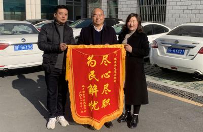两面锦旗致谢意