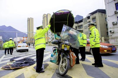 无人机“高瞰”+铁骑巡逻 保康交警实时纠违打造安全畅通严管街