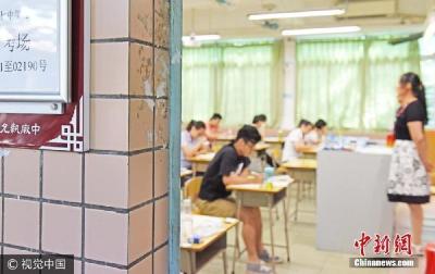 “教资”冲上热搜榜！这届年轻人为何热衷当老师？ 