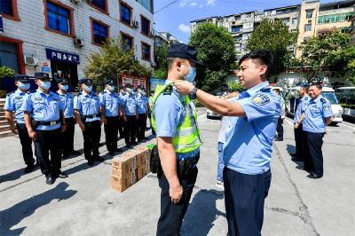 炎夏酷暑送清凉 保康警方慰问高温下的一线民警