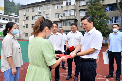 杜云峰看望慰问教师和教育工作者