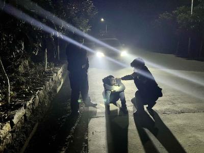 外地男子醉酒酣睡路边 幸遇保康民警及时救助