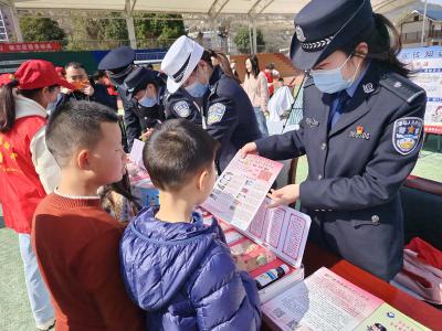 保康警方开展“学雷锋”普法宣传志愿服务活动