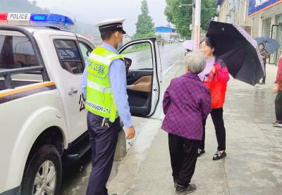 失智老人误入高速逆行 危急时刻交警现身救助