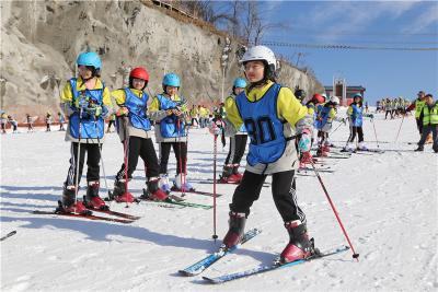 保康一中：滑雪+研学 体验不一样的课堂