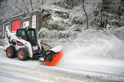 以雪为令保畅通！在冰雪路上，有他们就有温暖…… 