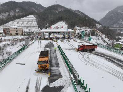 浴“雪”奋战！保康县交通运输部门拼尽全力保畅通