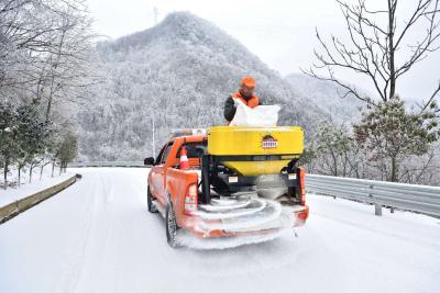 迎“寒”而上，鏖战冰雪！他们是保康最不怕冻的“钢铁侠”