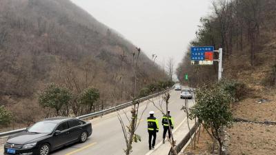 冻雨已在路上，交警积极应对！来保康，我们心里很踏实……