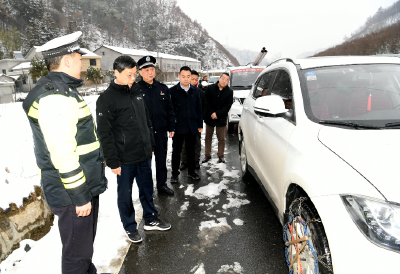 杜云峰督导检查道路低温雨雪冰冻天气交通安全工作