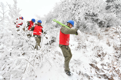 新春走基层 | 迎“寒”而上！保康“电管家”踏雪巡线，守护百姓光与暖