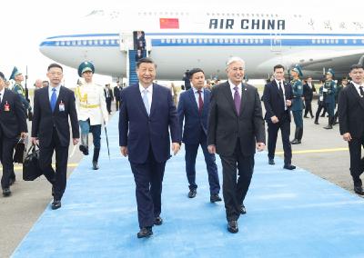 习近平抵达阿斯塔纳出席上海合作组织成员国元首理事会第二十四次会议并对哈萨克斯坦进行国事访问