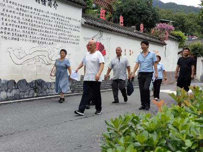 县诗词学会开展“中华诗词进乡村”采风活动 