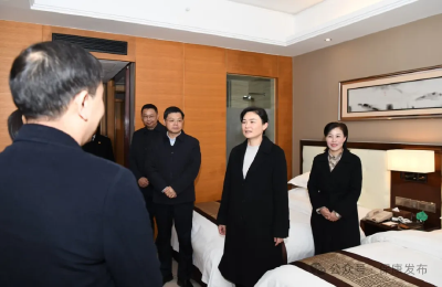 县领导亲切看望出席“两会”的县政协委员