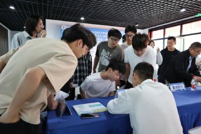 送岗到校，“职”等你来！保康校企联动助力毕业生搭上“就业快车”