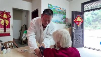 腿有残疾，步履不停！为了村民健康，他执着坚守40年……