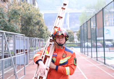 建成支点•青春力量丨800次战斗，2200次救援！他是百姓心中的“守护神”、队友眼里的“拼命三郎”