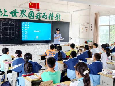 保康店垭女警沉浸式演绎安全课，给孩子们的暑假加道“平安锁”！