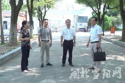 市委书记张世敏暗访校园安全工作