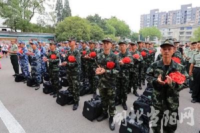 我市107名热血青年即将分赴军营