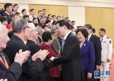 习近平对“最美奋斗者”评选表彰和学习宣传活动作出重要指示强调 奏响新中国奋斗交响曲　高唱新时代奋斗者之歌　为实现中华民族伟大复兴的中国梦凝聚起强大精神力量　