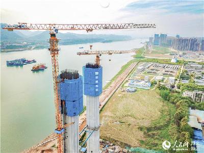 湖北宜昌伍家岗长江大桥主塔封顶 国内首台桥梁“造塔机”完成首秀