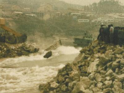 长江干流第一座大型水电工程 葛洲坝截断急流（新中国的“第一”·70年）