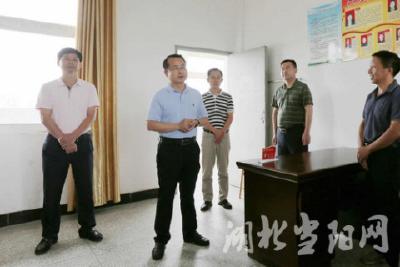 张世敏等领导走访慰问一线教师