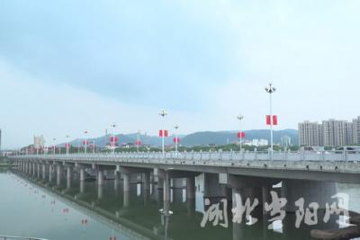 我市城区主干道悬挂国旗迎国庆