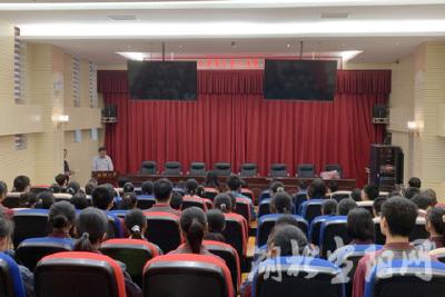 我市爱心企业家开展“爱心助学一中行”捐赠活动