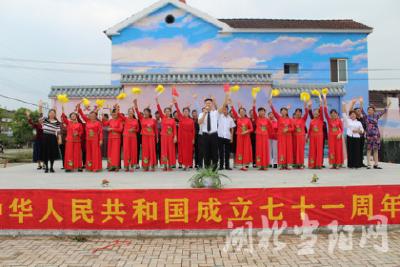 草埠湖镇南湖村文艺汇演迎“双节”