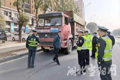 市交运局：整治抛洒滴漏 优化城市环境