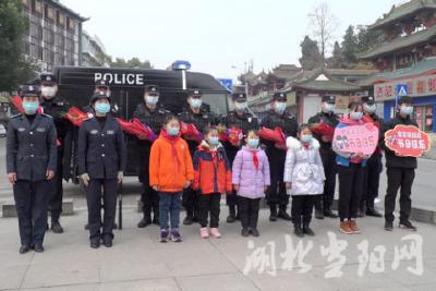 热心市民为人民警察送上节日祝福