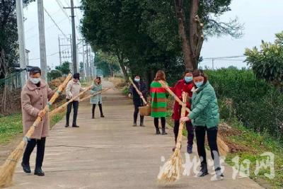 半月巾帼力量撑起“村庄清洁日”半边天