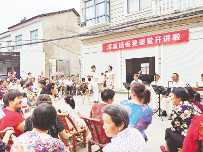 开设“板凳课堂” 有事一起商量