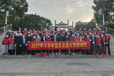 78名党员发展对象擦亮“城市花园”助力创城