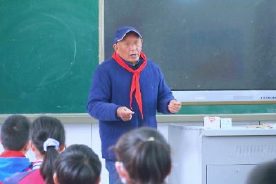 郑琦：播撒阳光雨露 情倾祖国花朵