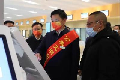 市委书记刘传钢帮企业办理“五证同发”业务