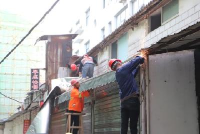我市对长坂路北一巷10户违建商户进行强制拆除